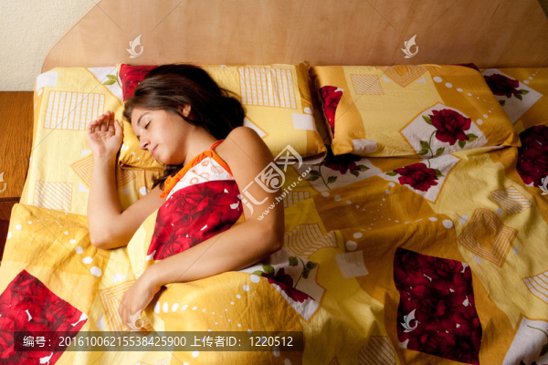 美麗的年輕女人睡覺