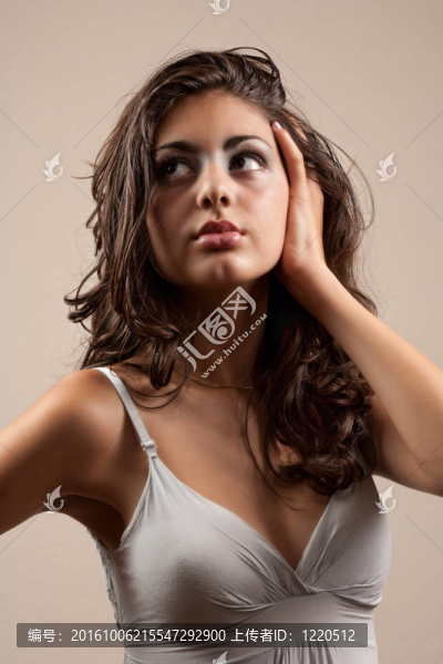 西班牙裔的年輕女士