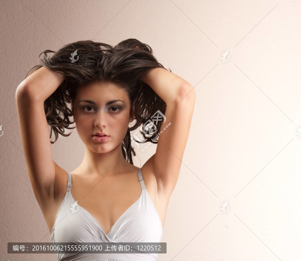西班牙裔的年輕女士