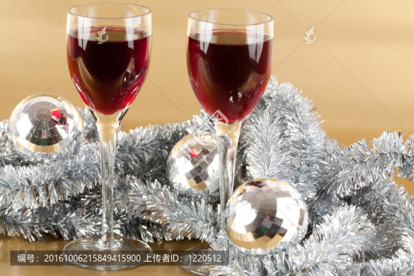 葡萄酒和圣誕裝飾品