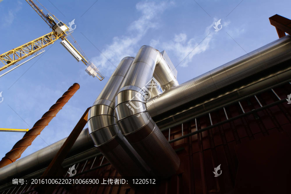 管道和建筑起重機(jī)對(duì)藍(lán)天