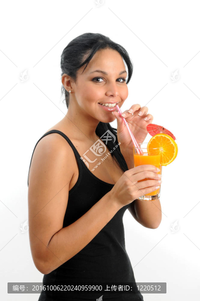 年輕女子正在喝新鮮果汁-匯圖網(wǎng) www.fosd68.com 年輕女子正在喝新鮮果汁