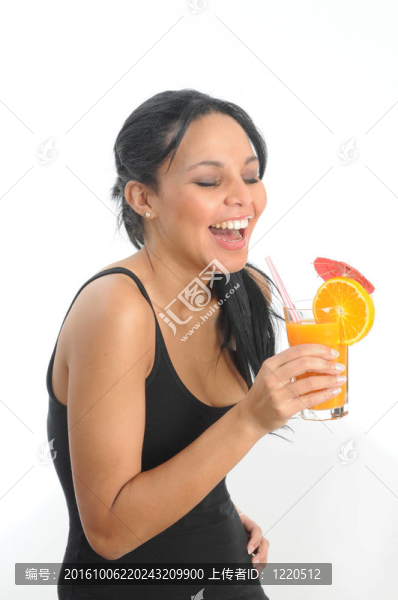 年輕女子拿著長長的飲料