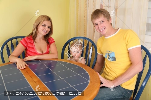 家長與孩子坐在桌子上的房間