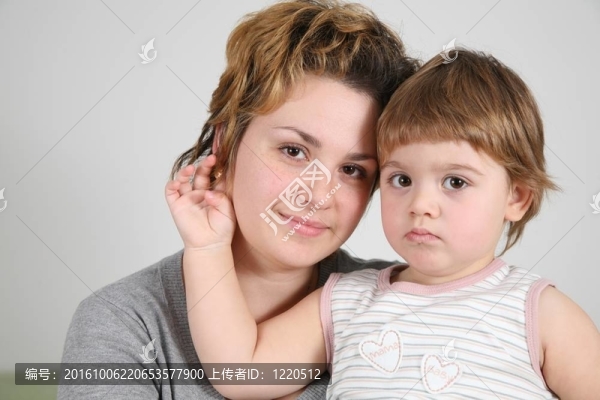 母親與孩子在房間里