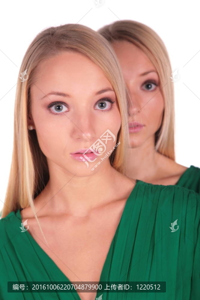雙胞胎女孩。從后面看