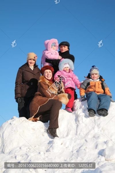 兩個母親和祖父和孩子在雪山上