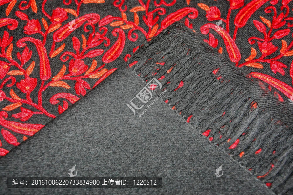 黑羊絨披肩配紅繡