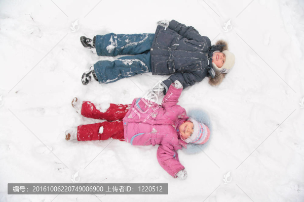 兩個(gè)孩子躺在雪地上