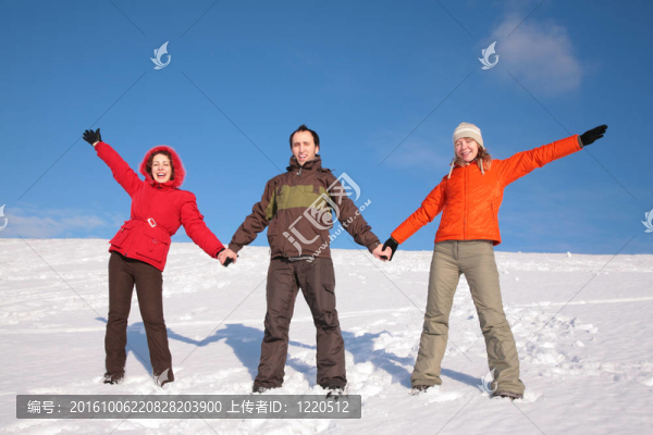 三個(gè)朋友站在山坡上的雪上