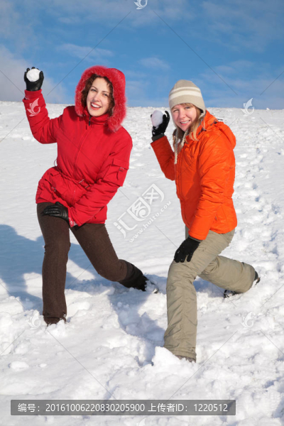 兩個(gè)女孩扔雪球