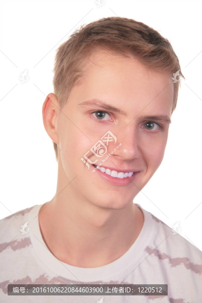 面帶微笑的白人男子