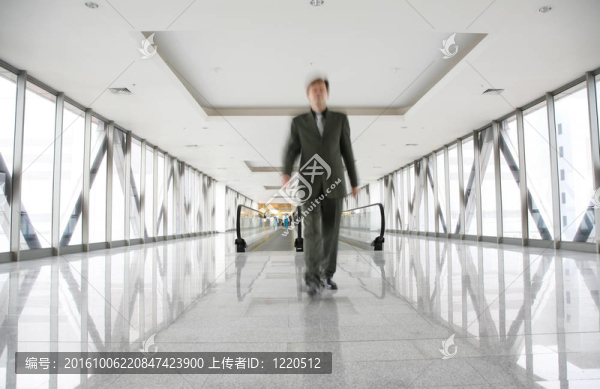 人在footbrige
