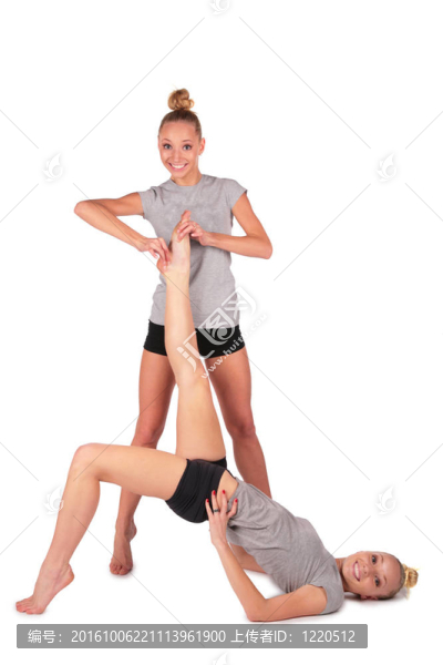 雙運動女孩。抱臥姐姐的腿