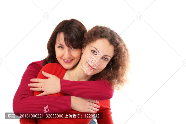 兩個女孩擁抱了2個