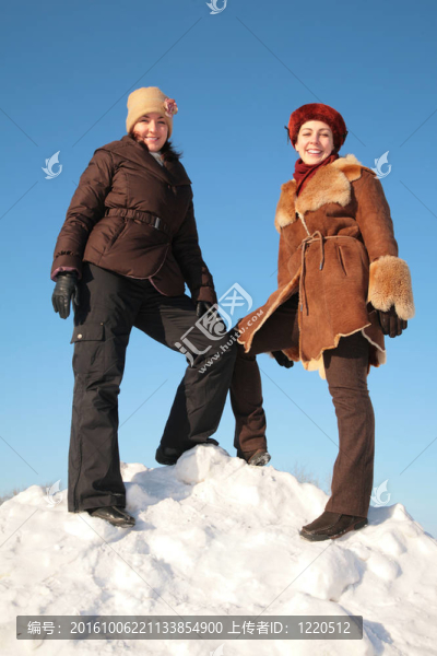 雪山上的兩個(gè)年輕女人
