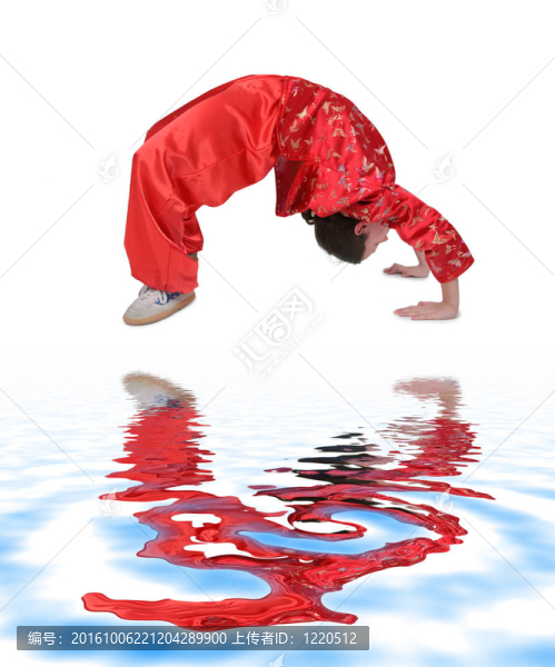 武術(shù)訓(xùn)練的女孩