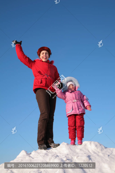 母親和孩子站在白雪皚皚的山頂上