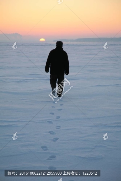 男子走過(guò)雪地2