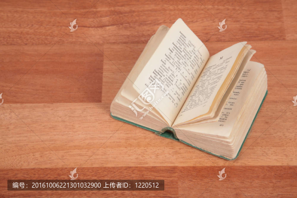 在木地板上打開書
