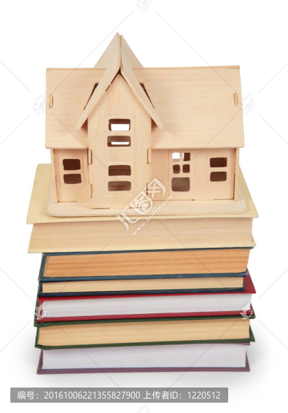 一堆書上的玩具屋