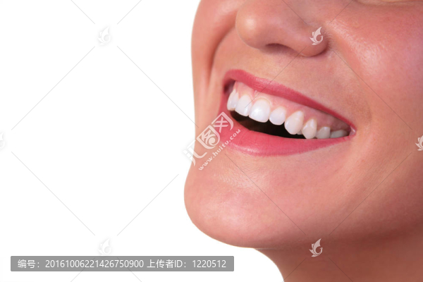 微笑的女人臉上的碎片