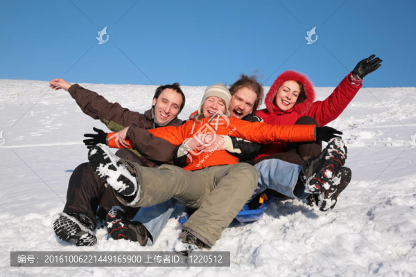 一群朋友坐在雪地上的塑料雪橇上2