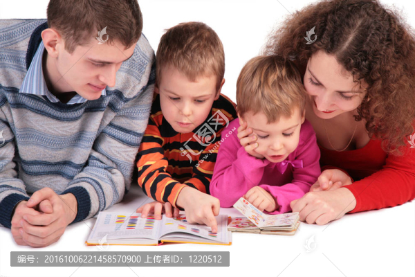 父母帶著孩子看書