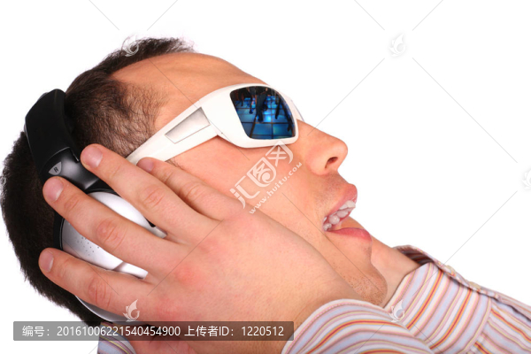 年輕人帶著墨鏡和耳機側(cè)視