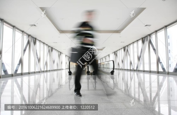 在footbrige剪影