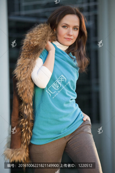 時(shí)尚女人擁有狐貍外套-匯圖網(wǎng) www.fosd68.com 時(shí)尚女人擁有狐貍外套