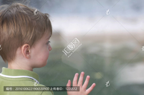 小男孩望著窗外