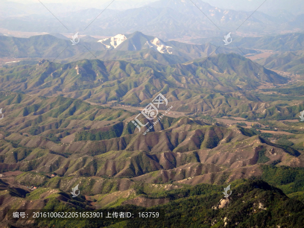 隆起的山形