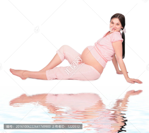 懷孕的女孩坐在地板上