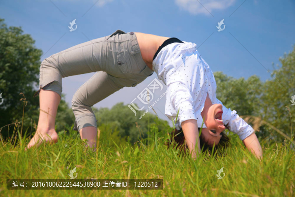 女人在草地上鍛煉