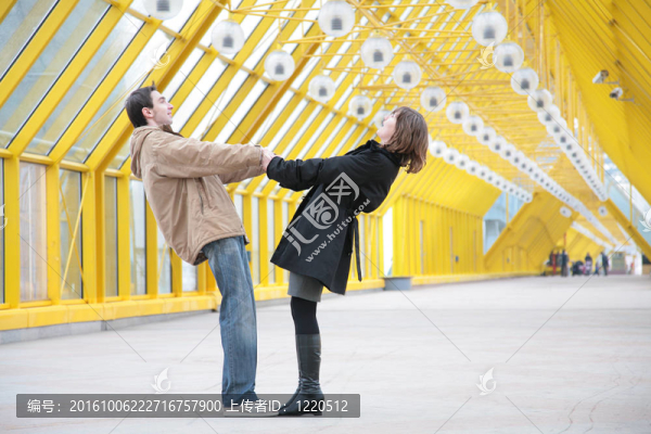 男孩和女孩擁抱彼此的手在天橋