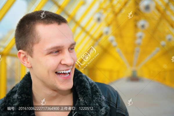 男孩在黑色外套的行人天橋