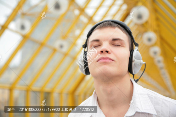 年輕人聽音樂的行人天橋