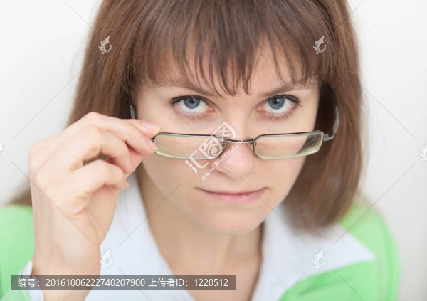 嚴(yán)格的年輕女子看著我們的眼鏡