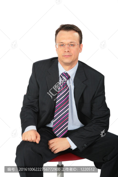 戴眼鏡的商人坐在椅子上