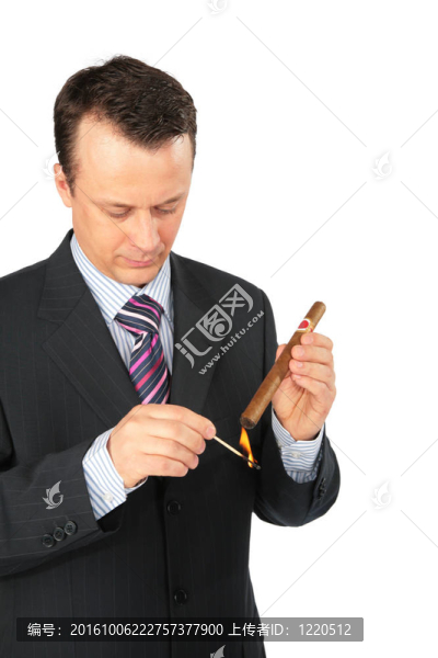 商人點(diǎn)燃一支雪茄