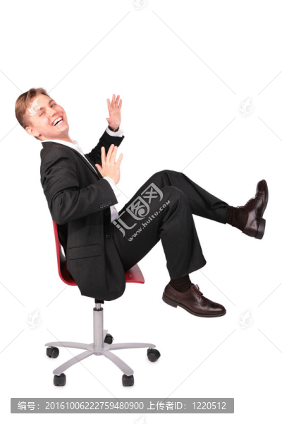西裝里的年輕人笑著坐在椅子上
