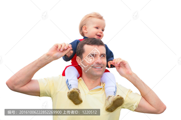 孩子坐在父親的肩膀上