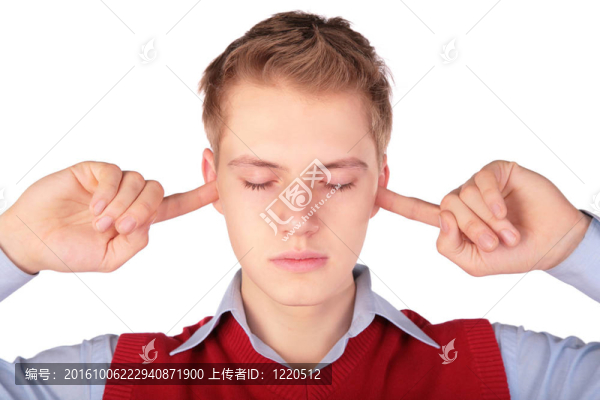 穿紅夾克的男孩近耳朵