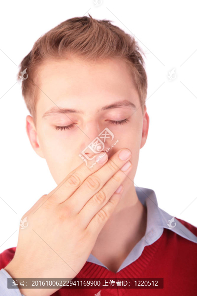 穿紅夾克的男孩躲著嘴