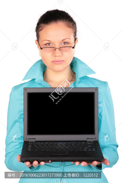 年輕的女人展示筆記本
