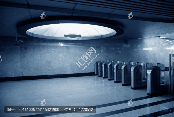 在地鐵站入口自動