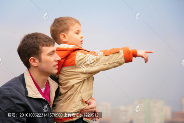 父親與兒子誰指向手指向右