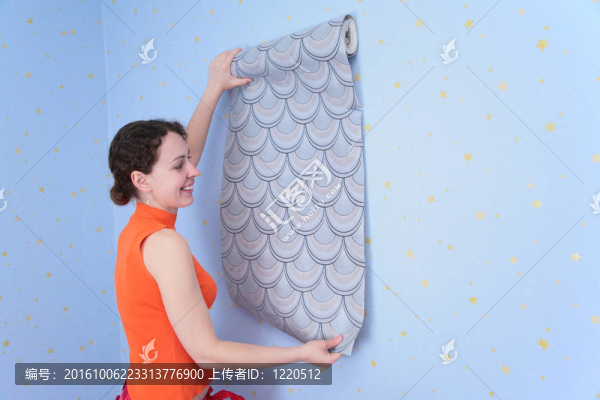 年輕女子試圖在墻上的文件墻
