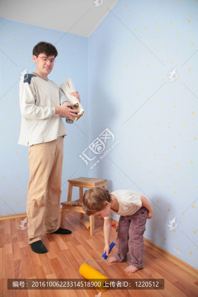 父親帶著女兒在房間里修理